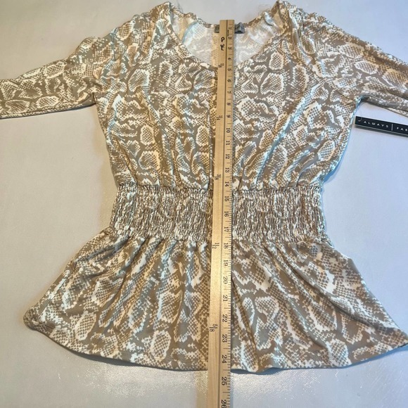 Absolutely Famous Womens Animal Print  Blouse‎ Cut Out Shoulder Size Small - Picture 8 of 11